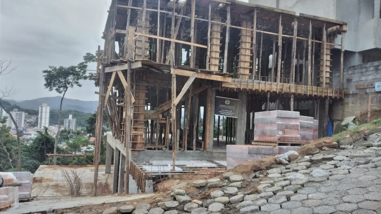 Estrutura de concreto armado em execução pela Cassiano Construções